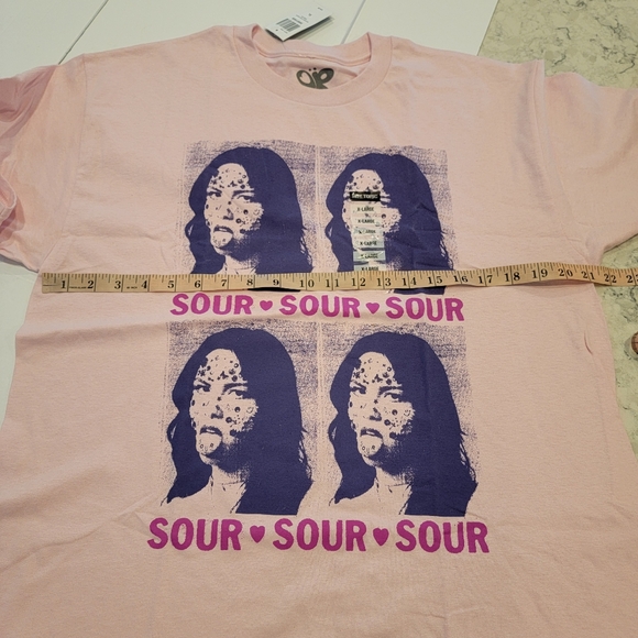 Olivia Rodrigo Sour Grid Boyfriend Fit Girls T-Shirt Hot Topic Size XL NWT! - Picture 4 of 7
